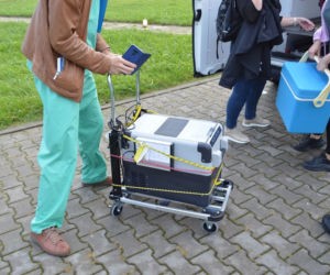 Policyjny Black Hawk z sercem na pokładzie wylądował przed szpitalem we Wrocławiu