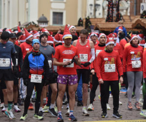 23. Festiwal Biegów Świętych Mikołajów w Toruniu. Zdjęcia ze starówki
