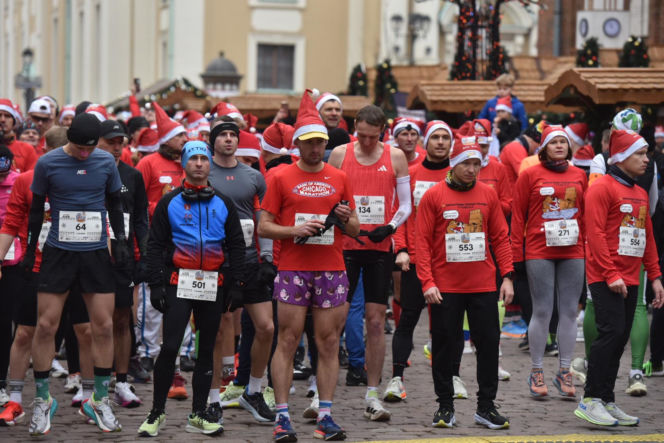 23. Festiwal Biegów Świętych Mikołajów w Toruniu. Zdjęcia ze starówki