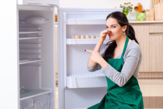 Pokrusz, wsyp do miseczki i wstaw do lodówki. Ten sposób faktycznie zabije brzydkie zapachy w lodówce. Usuwa fetor ryb, mięsa i resztek jedzenia. Jak pozbyć się brzydkich zapachów z lodówki?