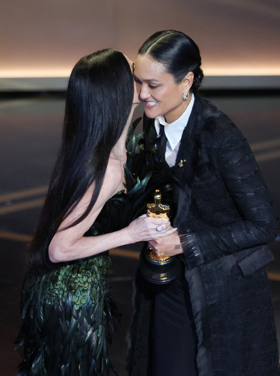 Demi Moore zachwyciła w kreacji na Oscarach. Nie wygląda na 63 lata