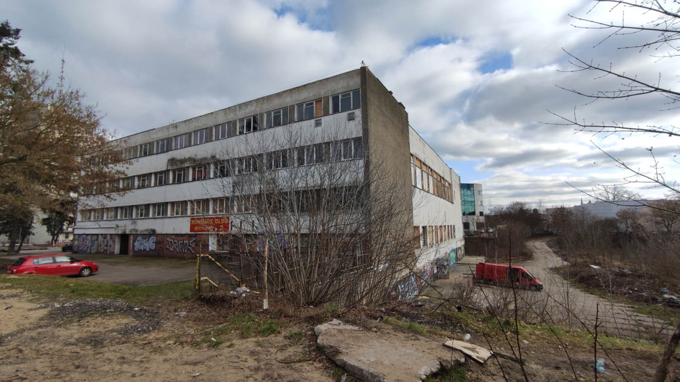 Uniwersam w centrum Torunia. Teren przestanie straszyć?
