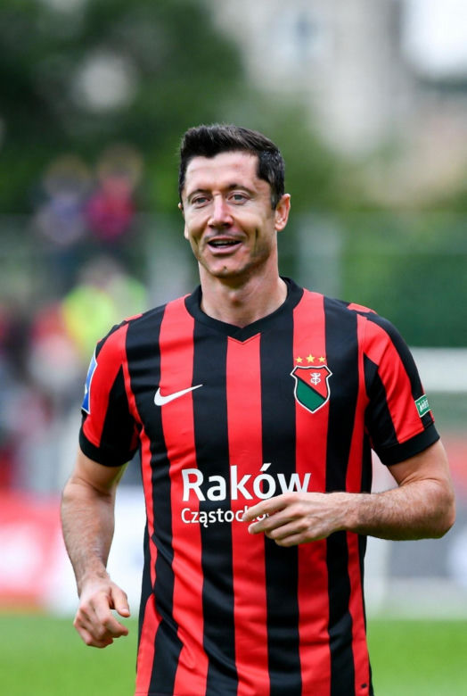 Robert Lewandowski w koszulkach różnych klubów