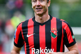 Robert Lewandowski w koszulkach różnych klubów