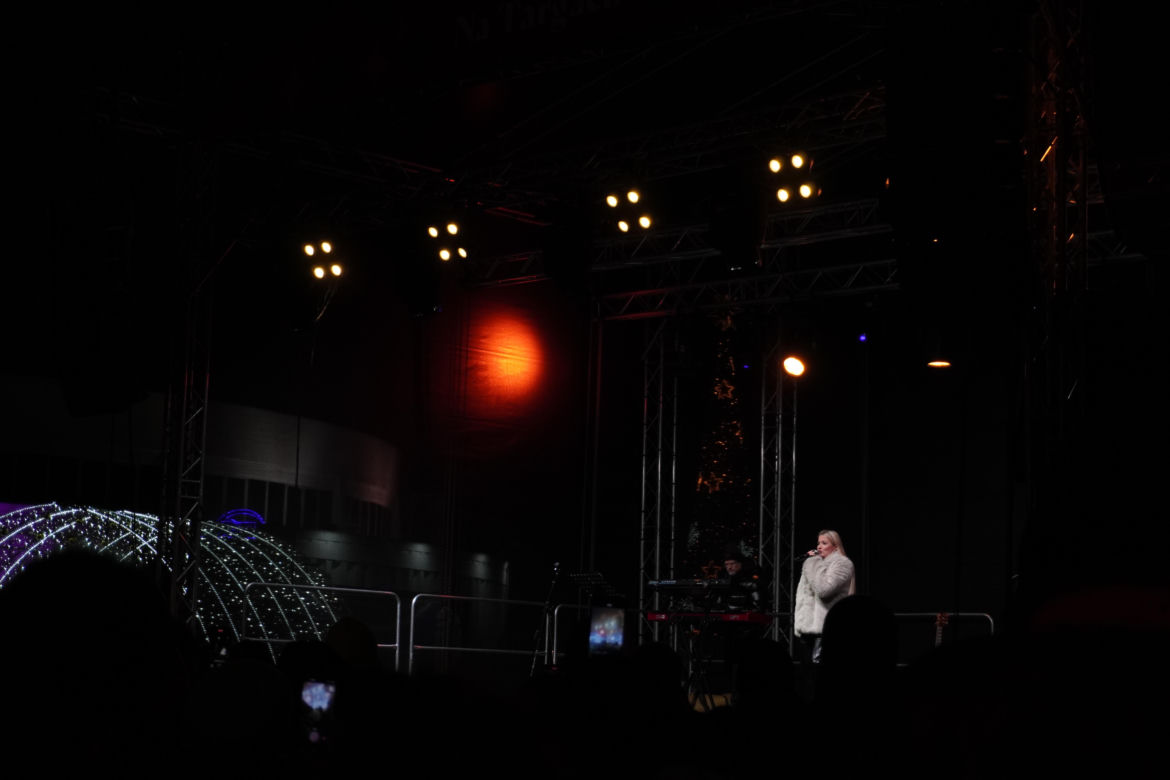 Koncert Gosi Andrzejewicz podczas jarmarku świątecznego na MTP
