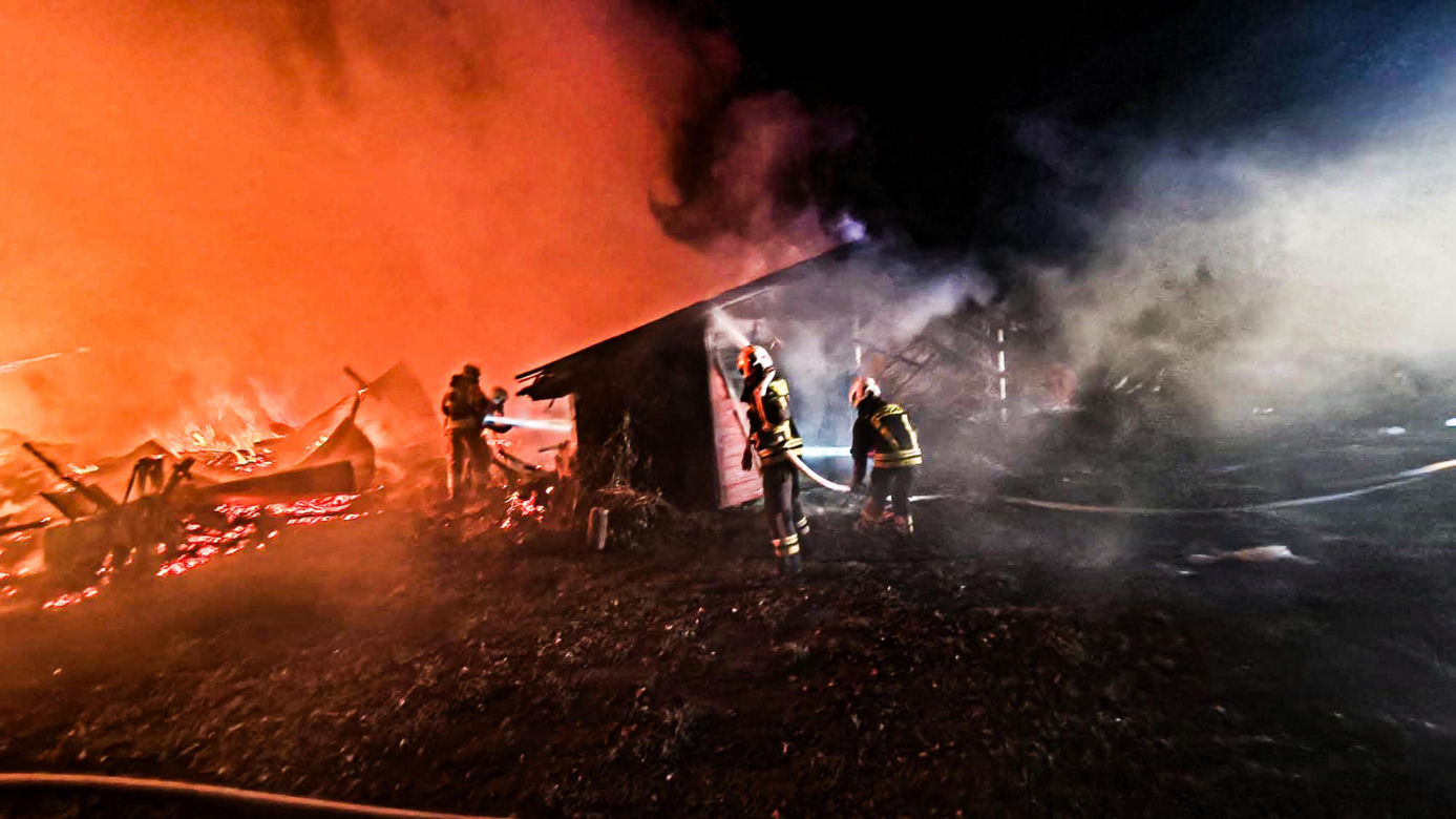 Spalił stodołę matki, bo wyrzuciła go z domu! Straty idą w setki tysięcy