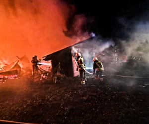 Spalił stodołę matki, bo wyrzuciła go z domu! Straty idą w setki tysięcy. „Dobrze, że dom nie spłonął”