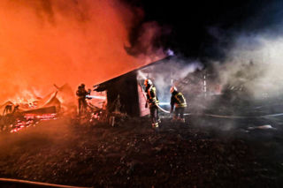 Spalił stodołę matki, bo wyrzuciła go z domu! Straty idą w setki tysięcy. „Dobrze, że dom nie spłonął”