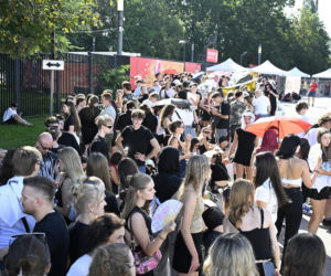Fani w upale czekają na koncert The Weeknd. Tłumy w Warszawie