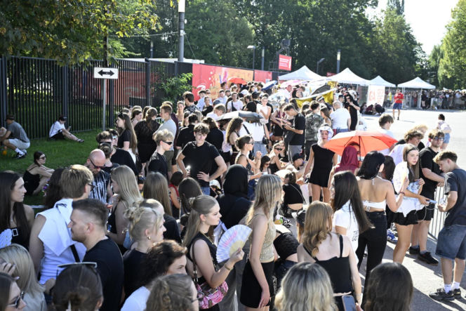 Fani w upale czekają na koncert The Weeknd. Tłumy w Warszawie
