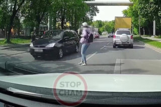 Tak wpatrzyła się w telefon, że weszła pod nadjeżdżające samochody 