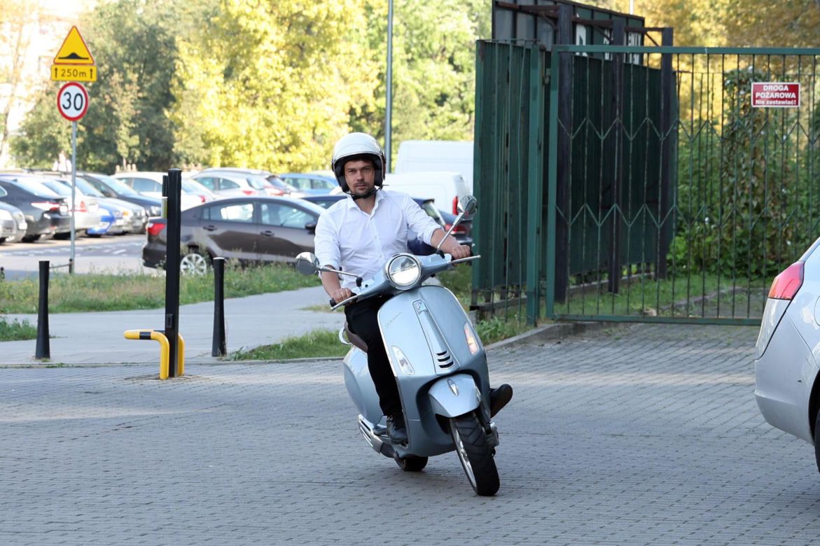 Michał Kołodziejczak przyjechał do "Super Expressu" skuterem