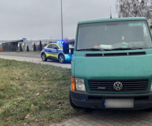 Kobieta wypadła z auta, bo nie zapięła pasów. Zobacz, jaki był tego finał