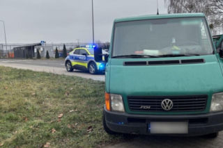 Kobieta wypadła z auta, bo nie zapięła pasów. Zobacz, jaki był tego finał