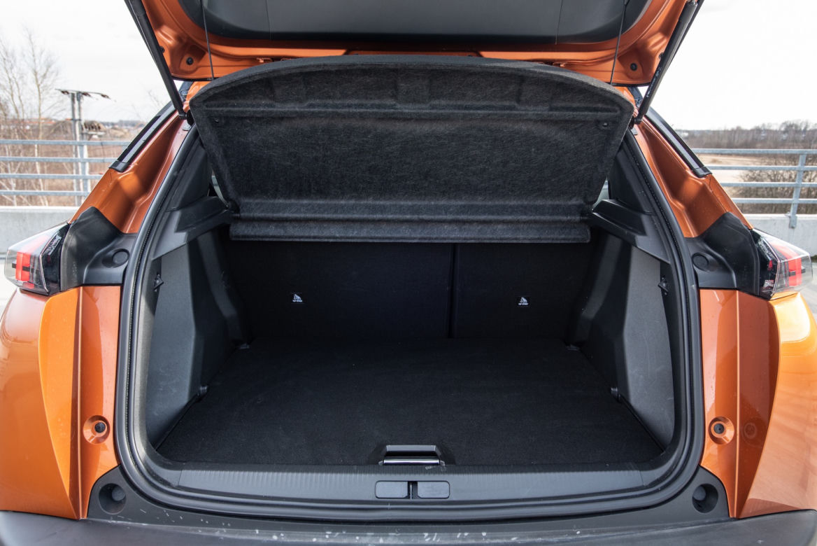 Peugeot 2008 GT Line vs Renault Captur Intens