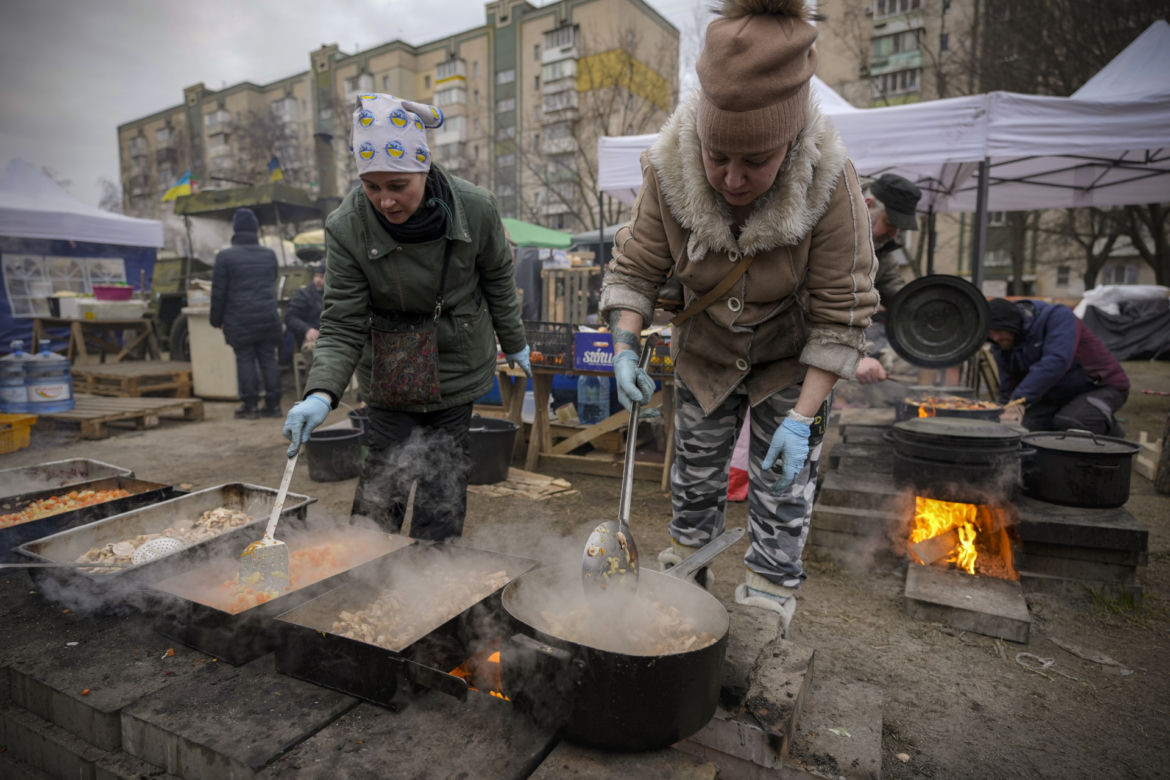 Już prawie 2 MILIONY obywateli Ukrainy uciekły przed wojną. Rosja celowo wywołuje katastrofę humanitarną