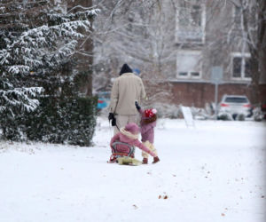 Maciej Pela zabrał córeczki na sanki