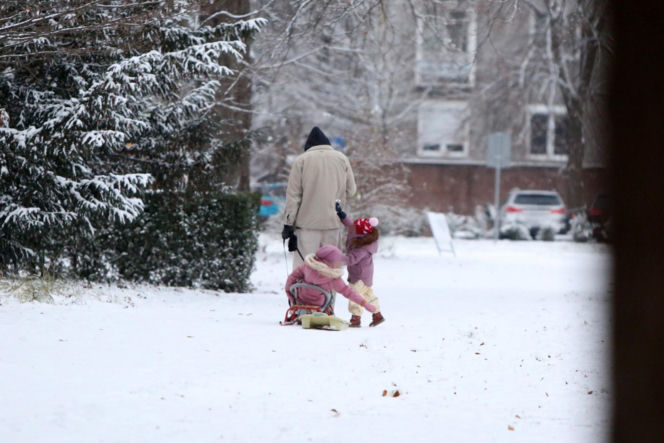 Maciej Pela zabrał córeczki na sanki