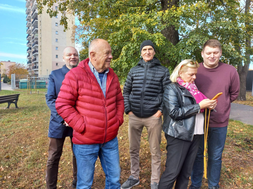 W młodym parku w Lesznie posadzono kolejne drzewa. Każde ma swoją tabliczkę