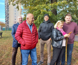 W młodym parku w Lesznie posadzono kolejne drzewa. Każde ma swoją tabliczkę
