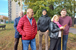 W młodym parku w Lesznie posadzono kolejne drzewa. Każde ma swoją tabliczkę