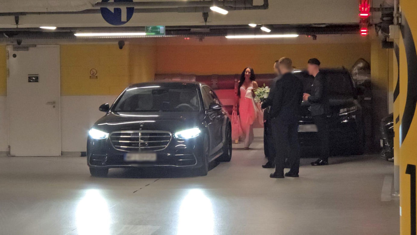 Justyna Steczkowska przemyka po parkingu w otoczeniu ochroniarzy