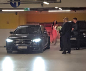 Justyna Steczkowska przemyka po parkingu w otoczeniu ochroniarzy