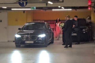 Justyna Steczkowska przemyka po parkingu w otoczeniu ochroniarzy
