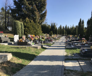 Ten cmentarz na Śląsku jest otwarty. Mieszkańcy odwiedzają groby bliskich