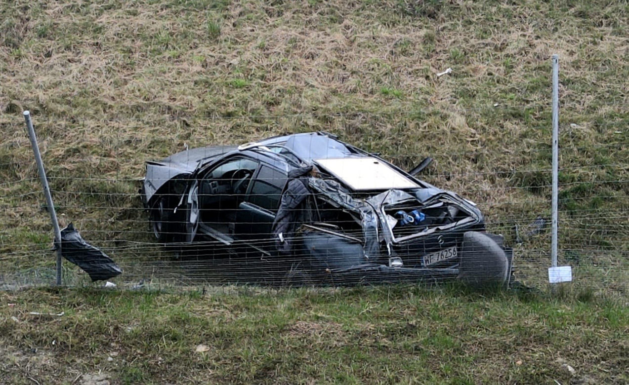 Przerażający wypadek w Majdanie pod Wiązowną. Mercedes przebił barierki i runął z wiaduktu