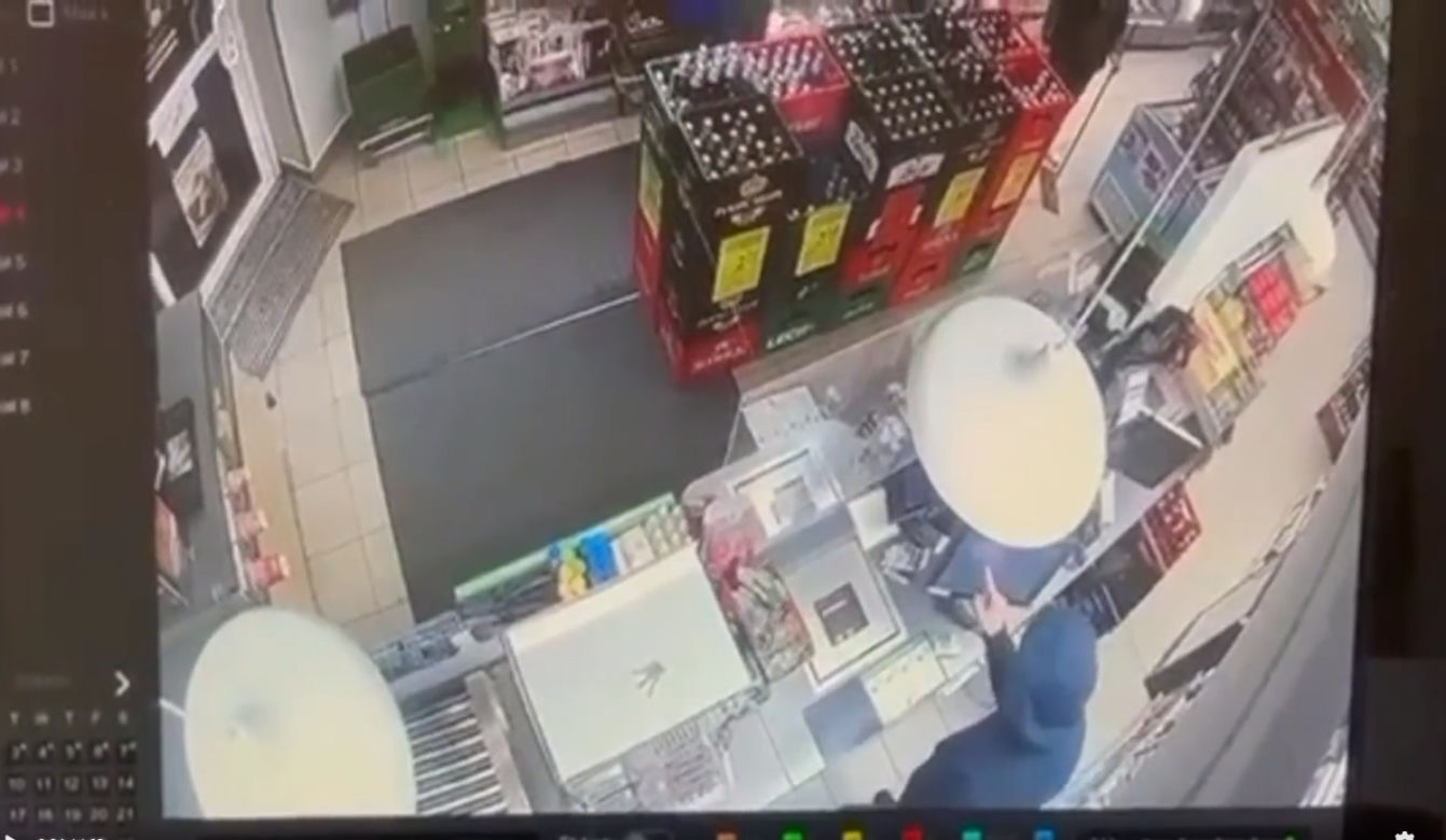 Jest nagranie z krwawego napadu na sklep w Kobyłce. W ruch poszedł nóż [WIDEO]