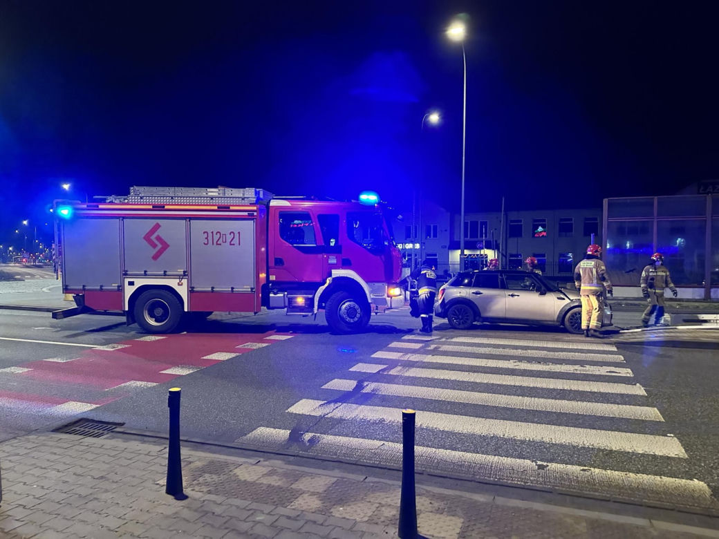 Kierowca zawisł na barierkach w Warszawie. Internauci nie mogą w to uwierzyć: "Funkcja szynowozu"