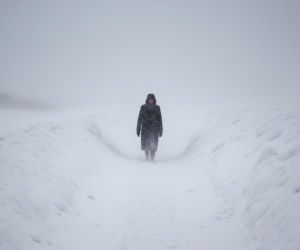 Ksiądz na kolędzie w śnieżycy. Czy to prawdziwy heroizm duszpasterza?