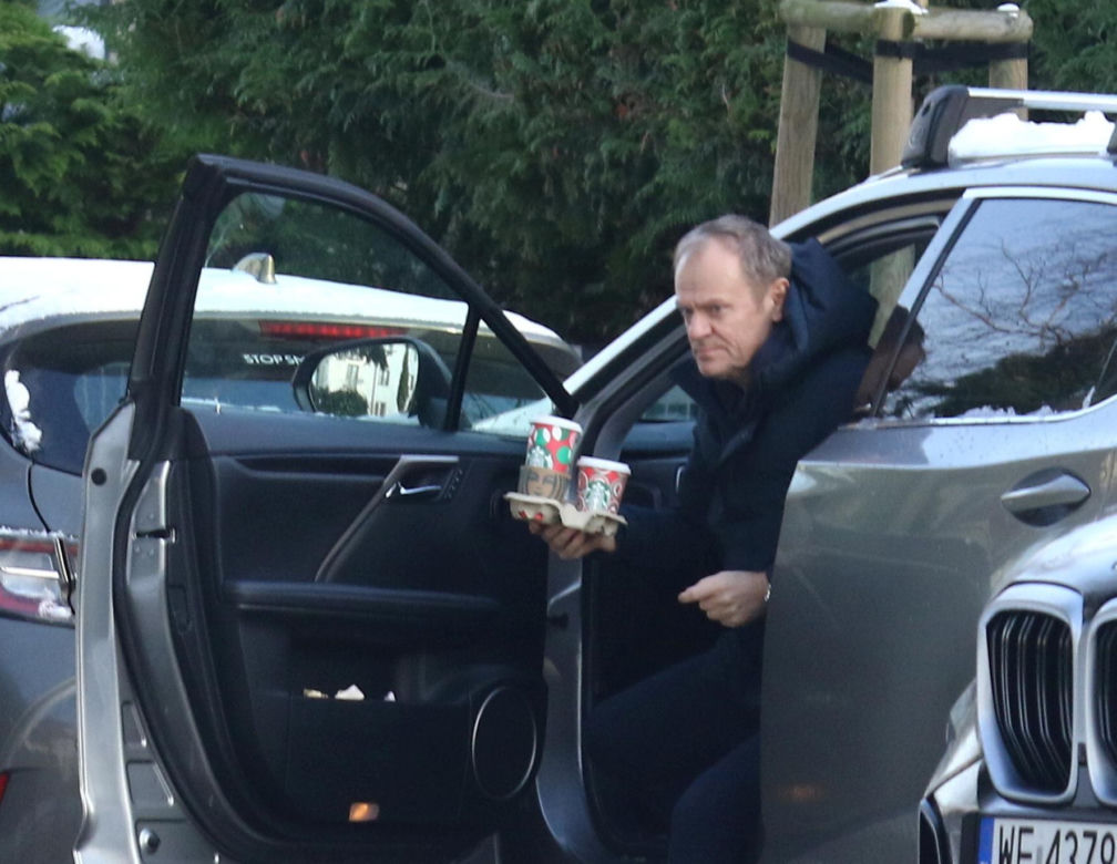 Donald Tusk w mroźną niedzielę pojechał po kawę