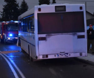 Wola Rzędzińska: Zderzenie osobówki z autobusem. Jedna osoba w szpitalu!