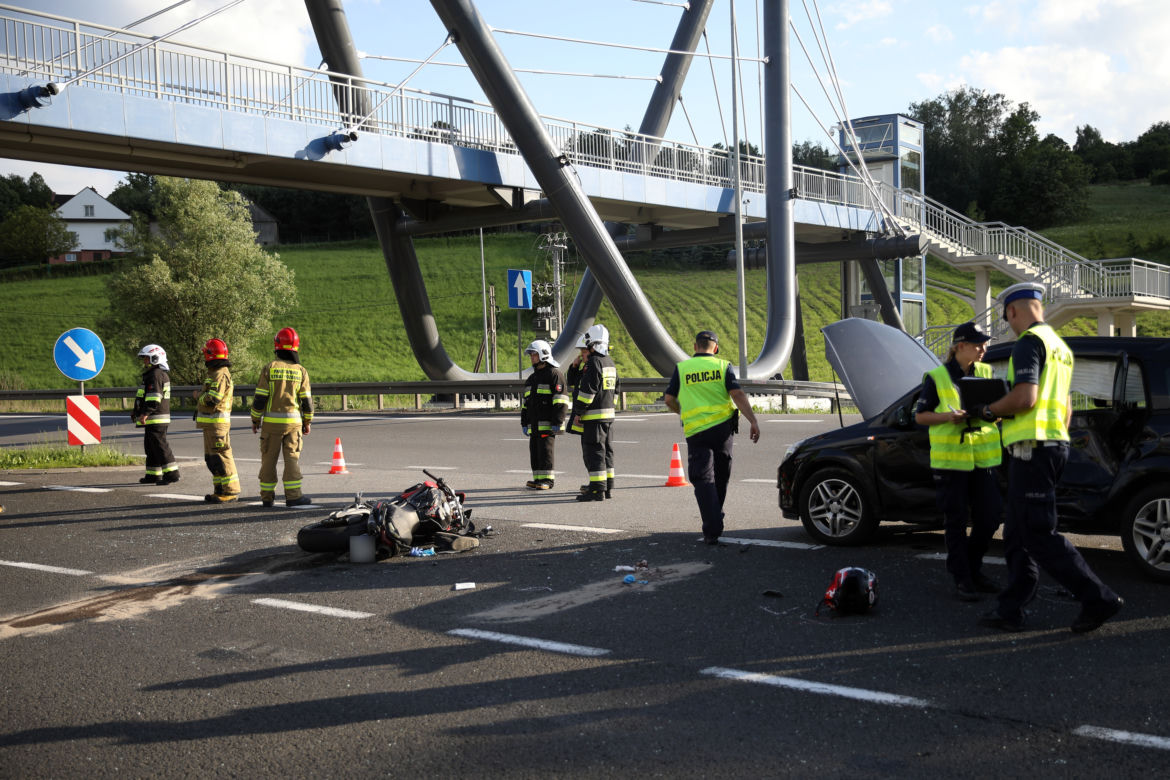 Makabryczny wypadek motocyklisty na zakopiance w Głogoczowie