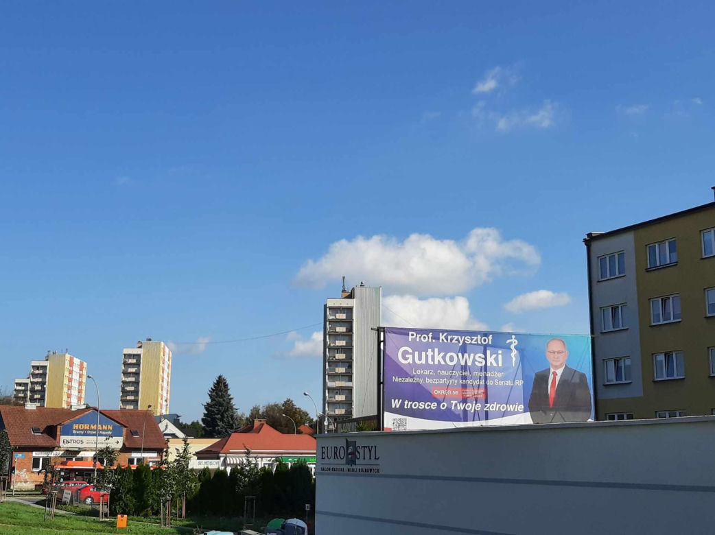 Rzeszowskie osiedla pozaklejane plakatami wyborczymi. Plakat na plakacie 