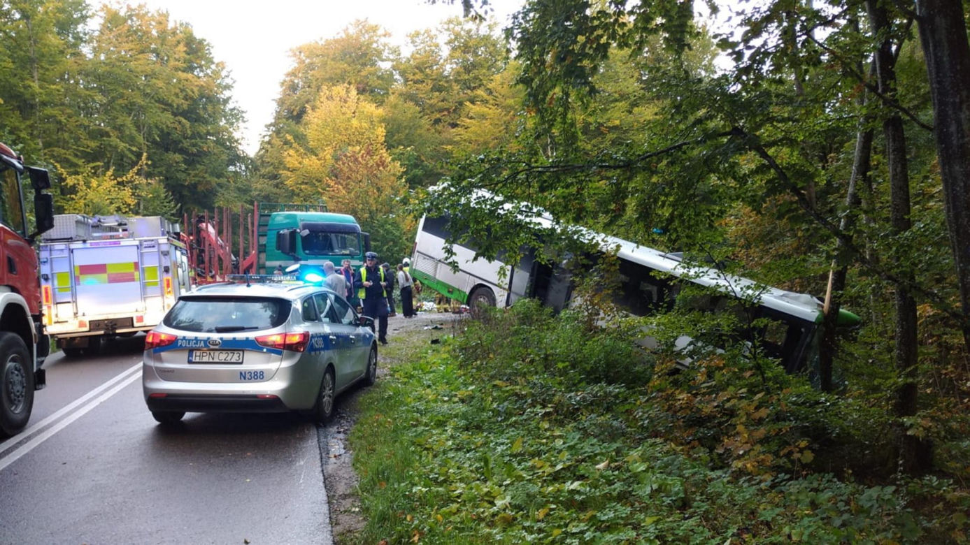Wypadek w powiecie puckim. Autobusem jechali uczniowie