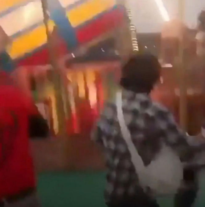 Rozpędzona karuzela z ludźmi runęła na oczach tłumu! Jedna osoba zginęła, 13 rannych