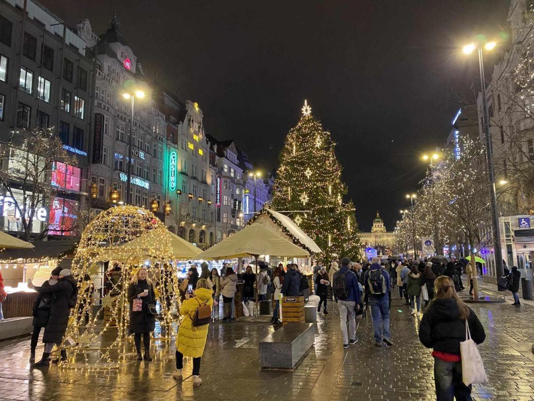 To jeden z najpopularniejszych jarmarków bożonarodzeniowych na świecie! Jak wygląda świąteczna atmosfera w Pradze?