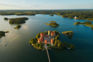 Znajduje się na wyspie i zachwyca. Ceglana twierdza gościła nawet króla Polski