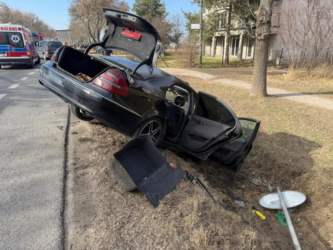 Twarde lądowanie w rowach. Pechowy koniec dwóch różnych podróży
