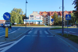 Pisz. Wjechał w rowerzystkę na przejeździe dla rowerów. Wszystko na oczach policjantów