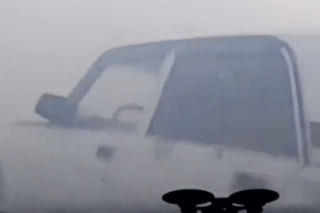 Wal jak w dym! Ten kierowca zrozumiał to zbyt dosłownie. Jest WIDEO z wypadku