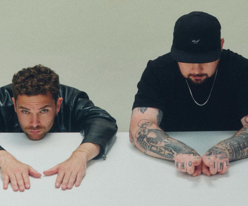Muzycy zespołu Royal Blood opierają się o biały blat. O nowej płycie Dead Company przeczytasz na EskaRock.