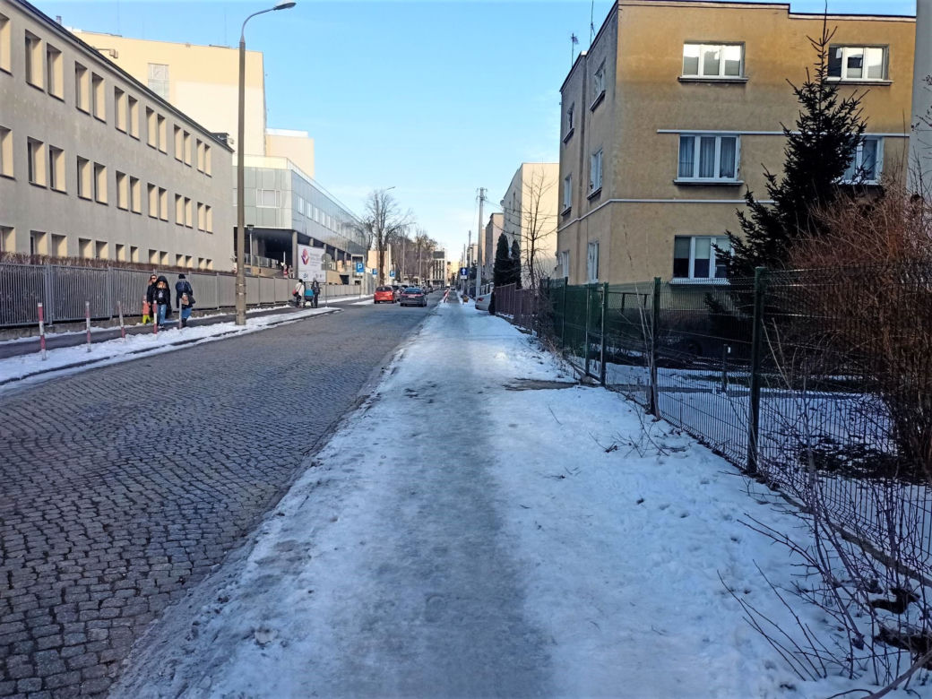 Bydgoskie chodniki jak lodowisko! Mieszkańcy są załamani. "Przecież na tym można się zabić!" [ZDJĘCIA]