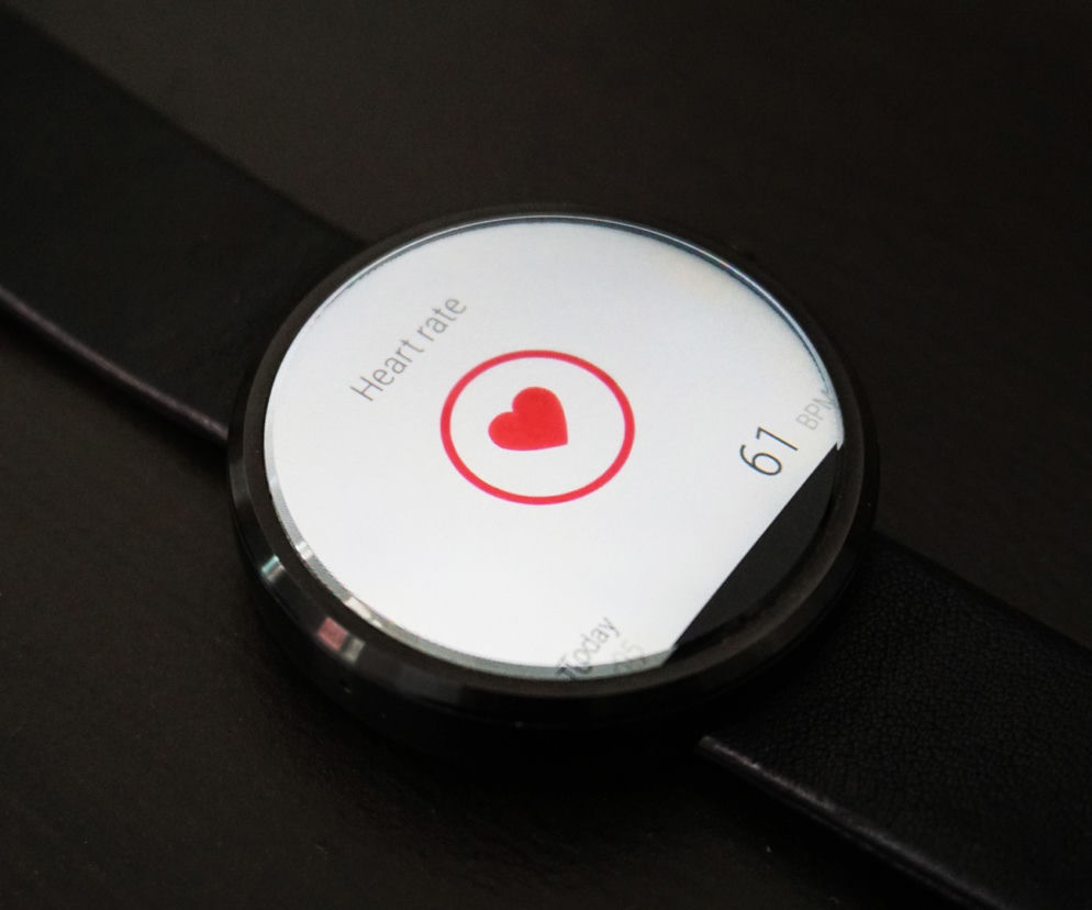 Dzielnicowa pomogła starszej zagubionej kobiecie. Przydał się smartwatch! 