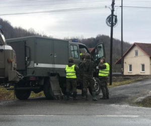 Niebezpieczne znalezisko we Frysztaku! EWAKUOWANO mieszkańców i zakmnięto drogę [ZDJĘCIA]
