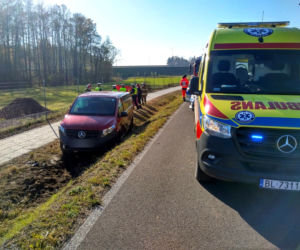 Wypadek busa w trakcie pościgu na S8. Kierowca przewoził prawdopodobnie migrantów [ZDJĘCIA]