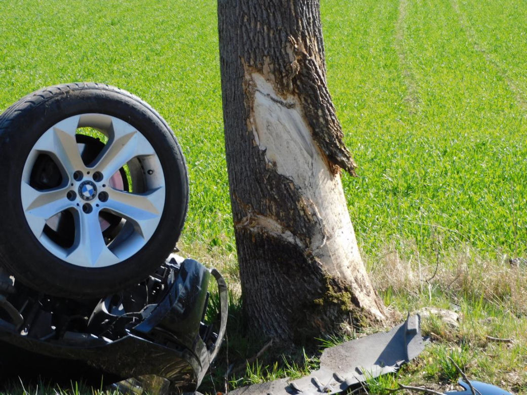  Jaktorów: 15-latek na rowerze wpadł pod samochód. Auto dachowało, są ranni